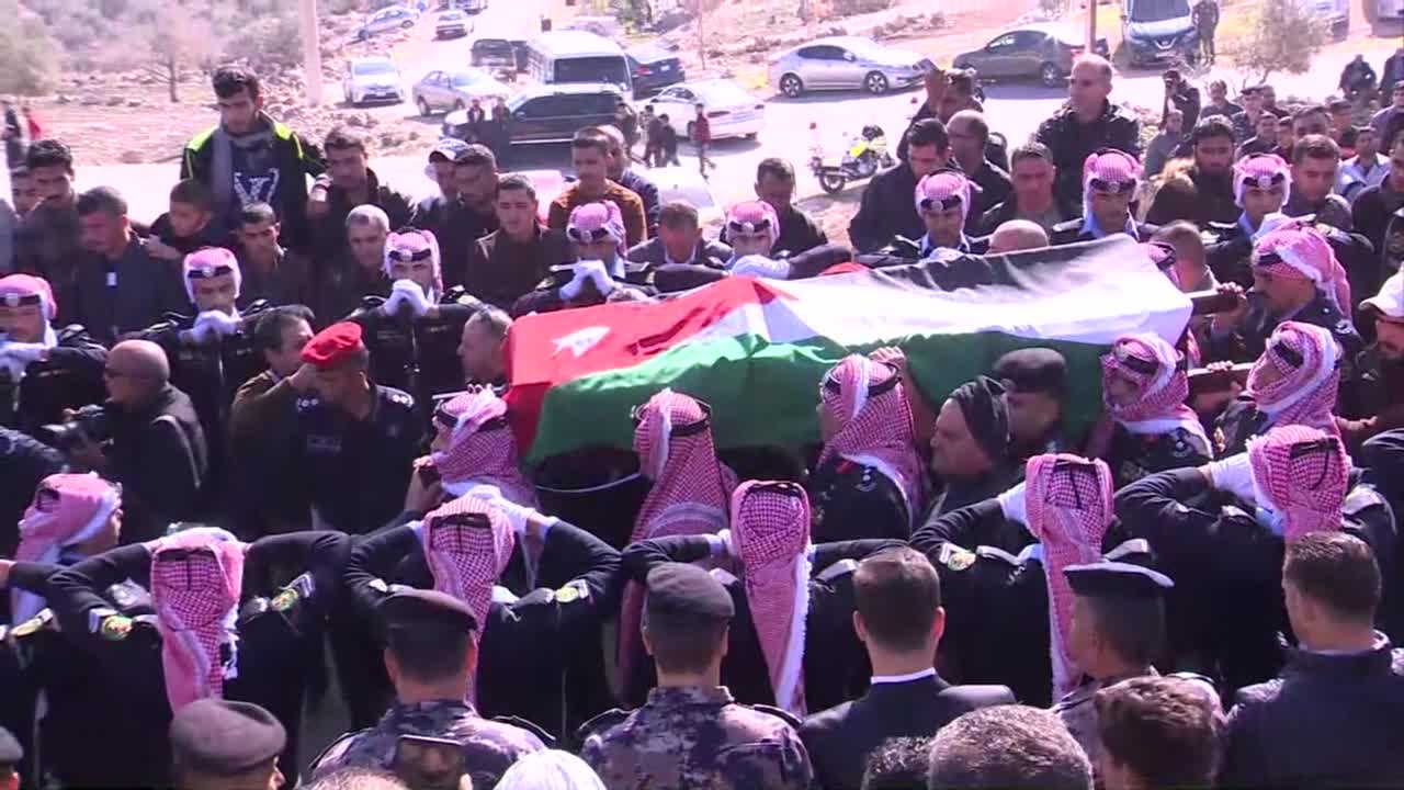 تشييع العقيد الدلابيح وسط تأكيد رسمي على مواجهة مثيري الشغب أثناء الاحتجاجات السلمية